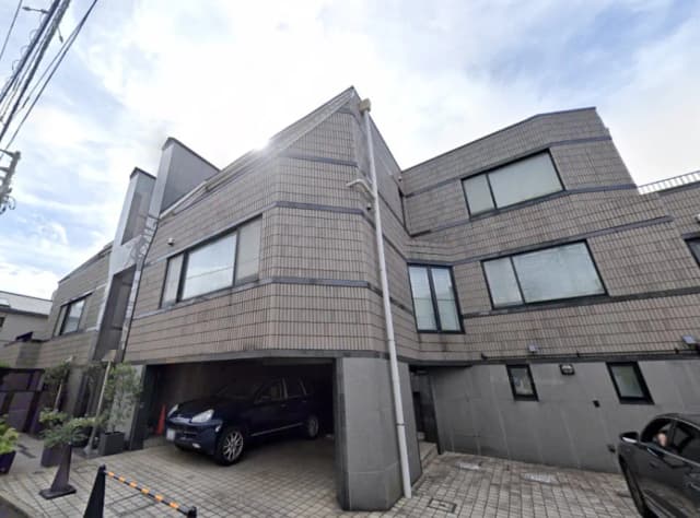 現代的な外観のタイル貼りの住宅とその駐車スペース、都市部の住居デザイン