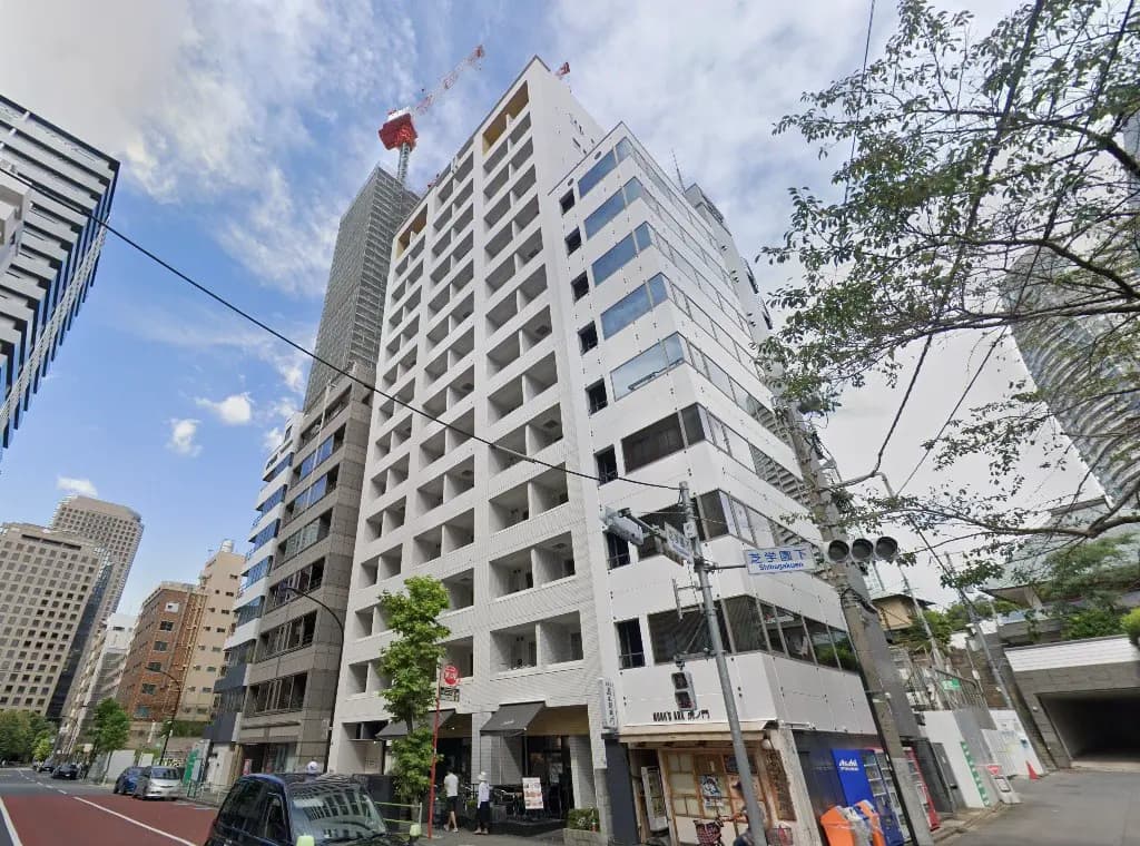都市の風景、建設中の高層ビル、晴れた空、通りと周囲のビルディング