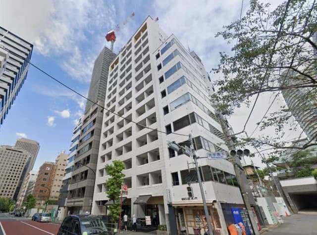 都市の風景、建設中の高層ビル、晴れた空、通りと周囲のビルディング