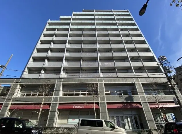 現代的なマンションの外観、1階にペコックストアがある都市型住宅