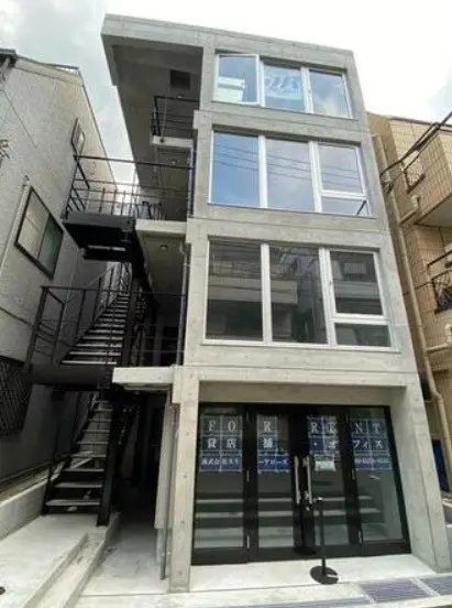新築賃貸マンションの外観、モダンなデザインの多階建て住宅、ガラス張りのエントランス