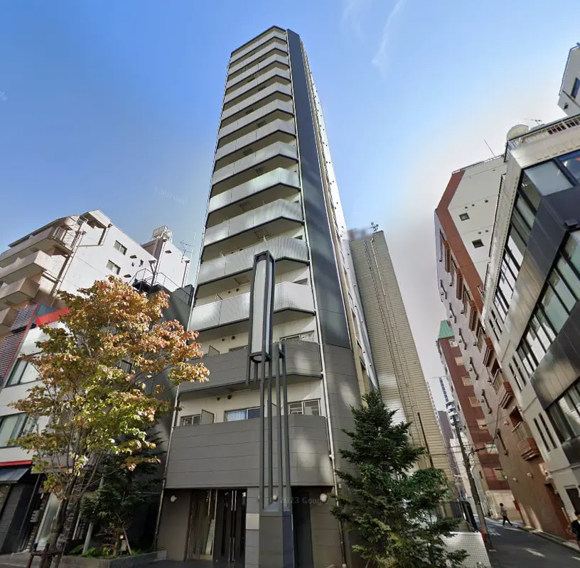 - 都市型デザインの高層マンション、周囲に立ち並ぶ建物と季節感のある樹木が映える外観