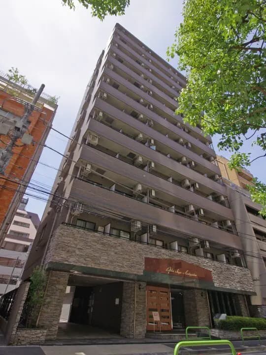 - 現代的な外観のマンション、高層ビルと緑豊かな木々が調和した住宅街の風景