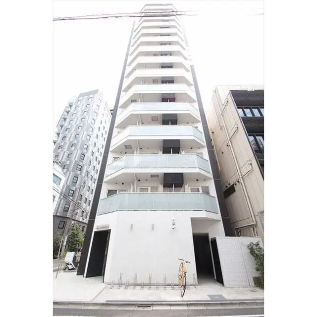 - モダンなデザインの高層マンション、バルコニー付きの階段状の外観、都市景観に囲まれた立地