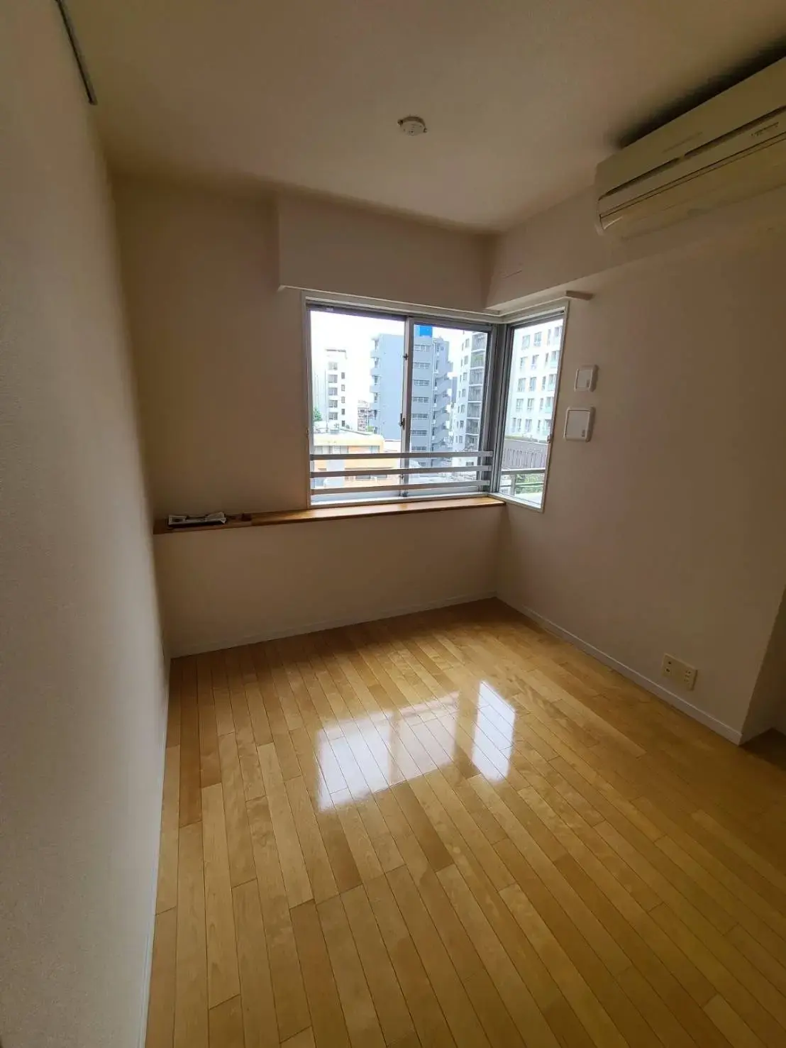 採光の良い広々とした部屋、エアコン付き