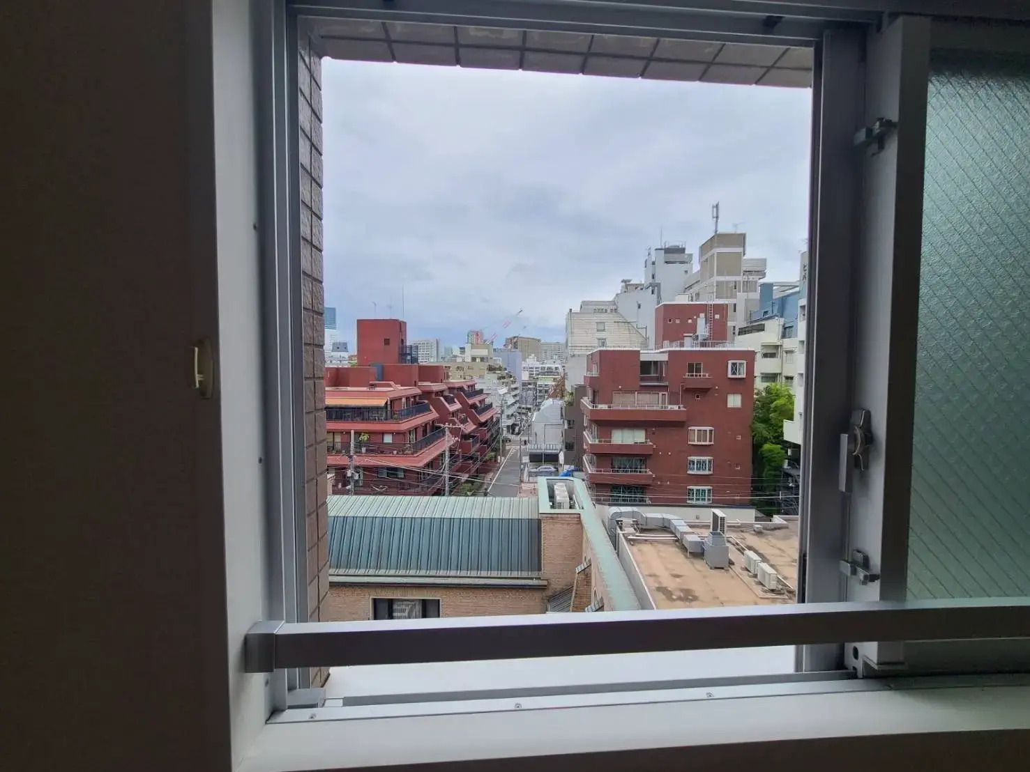 都会のビル群を望む窓からの眺望