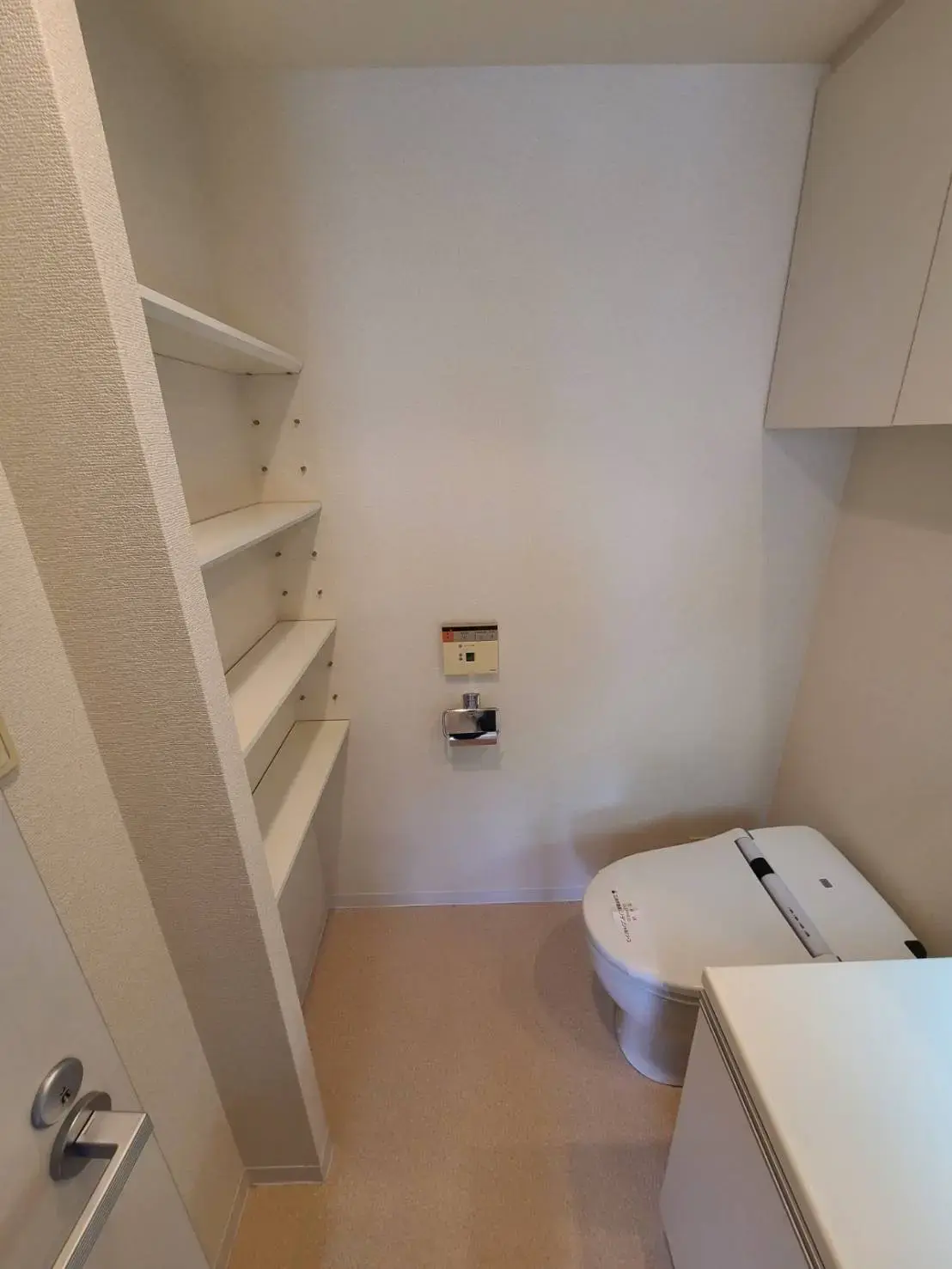コンパクトな洗面所に収納棚付き