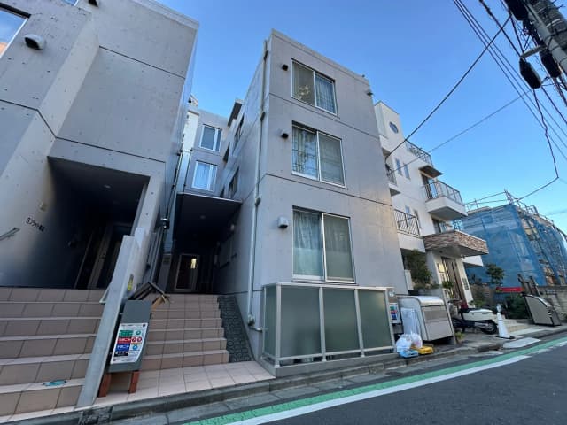 現代的なアパートビル外観、都市の通りに面した、明るい日差しの中の建築デザイン