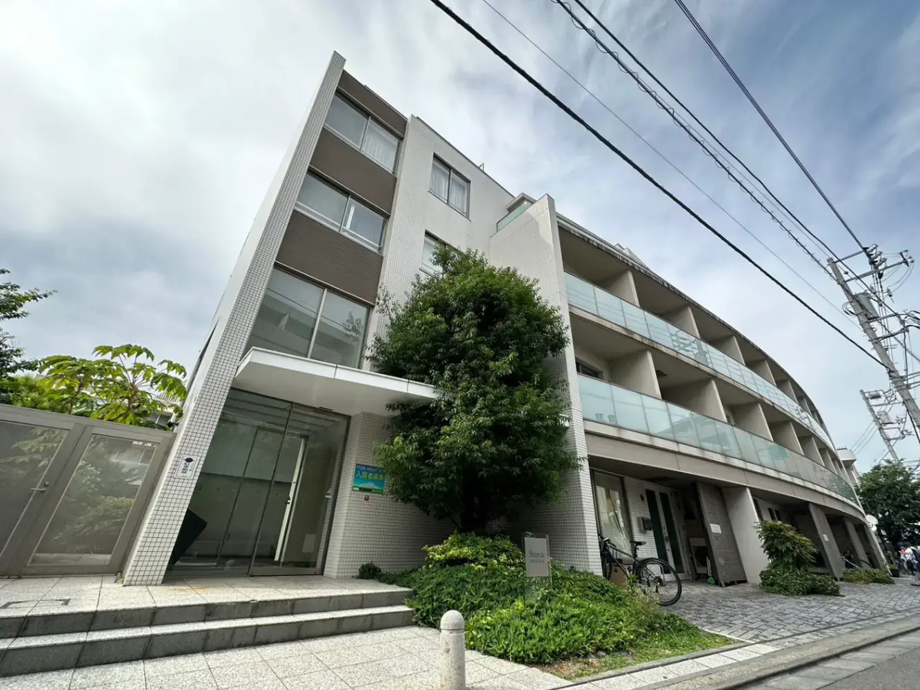 広々とした外観を持つモダンなマンションビル