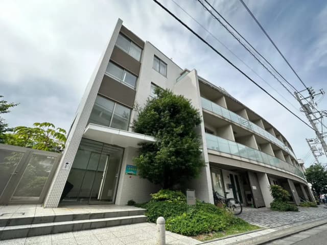 広々とした外観を持つモダンなマンションビル