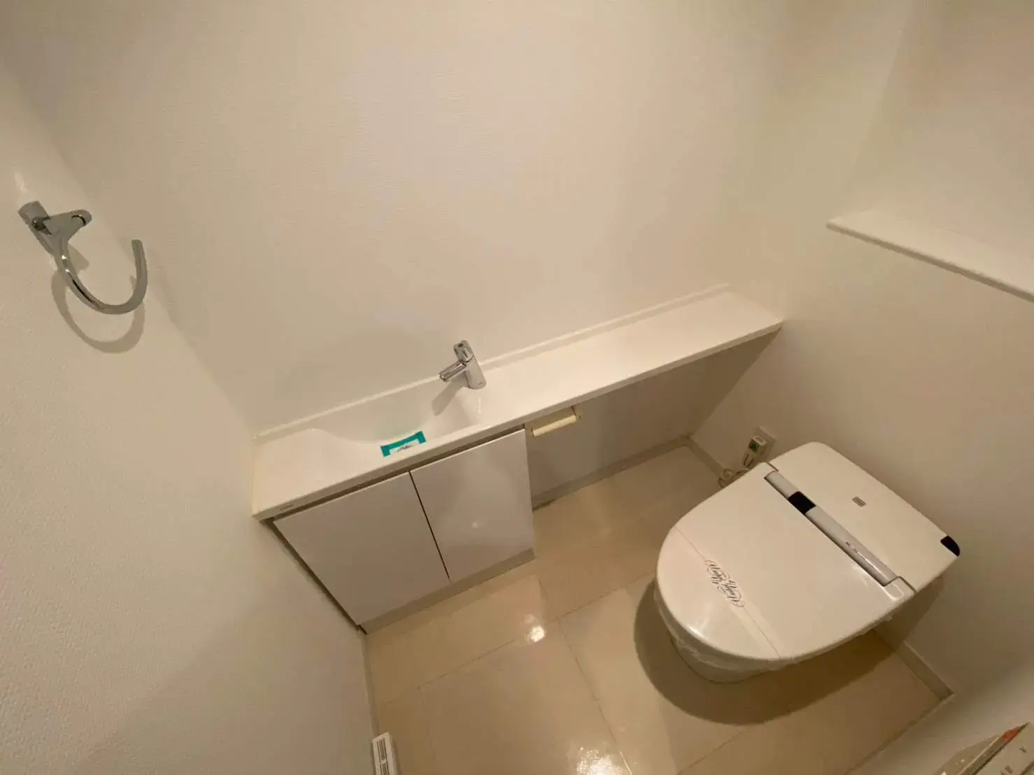 清潔感のある洗面所とトイレ一体型の設備
