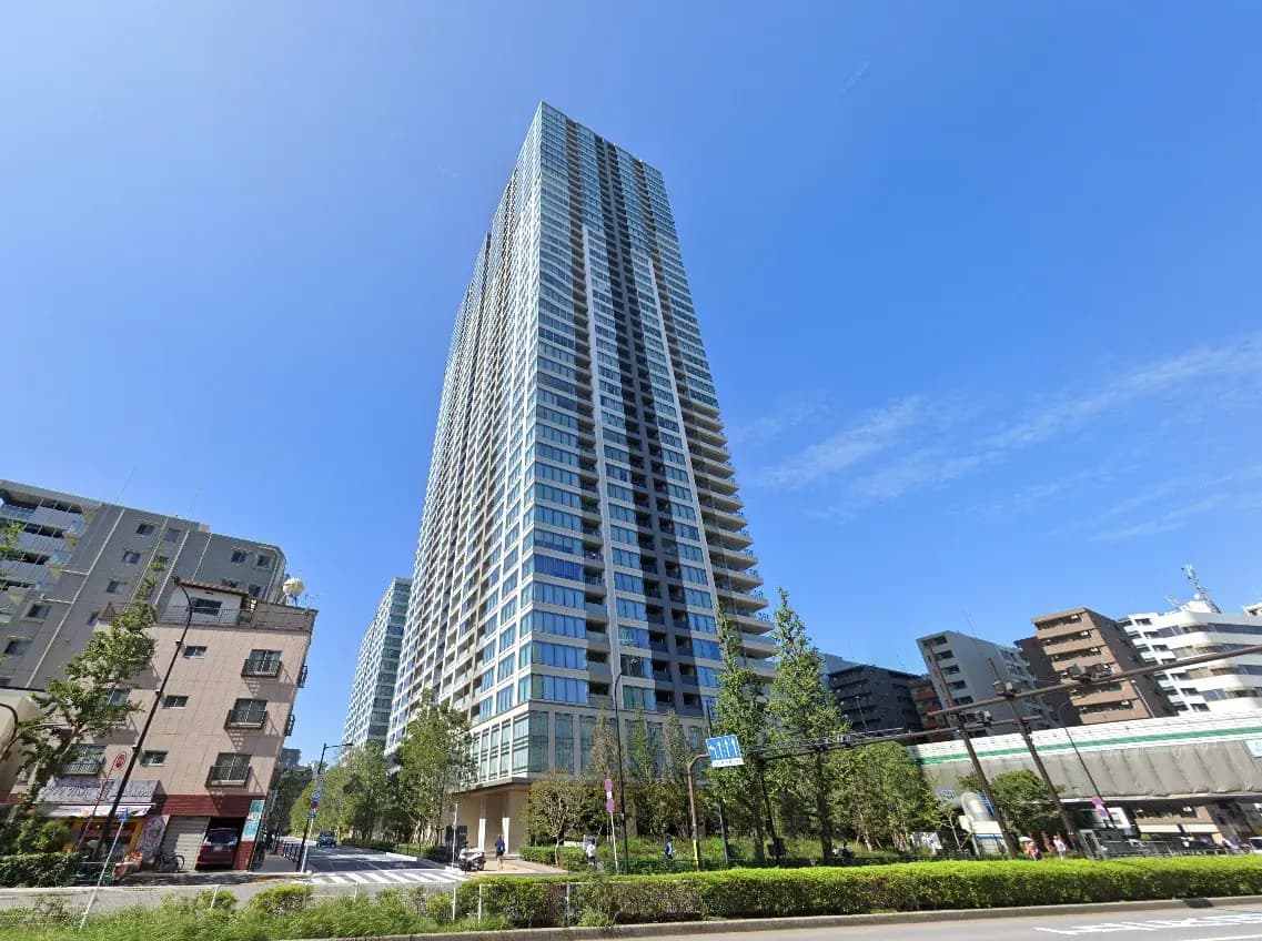 青空の下にそびえる現代的な高層マンション、街の風景と共に快晴の日の都市の住宅開発