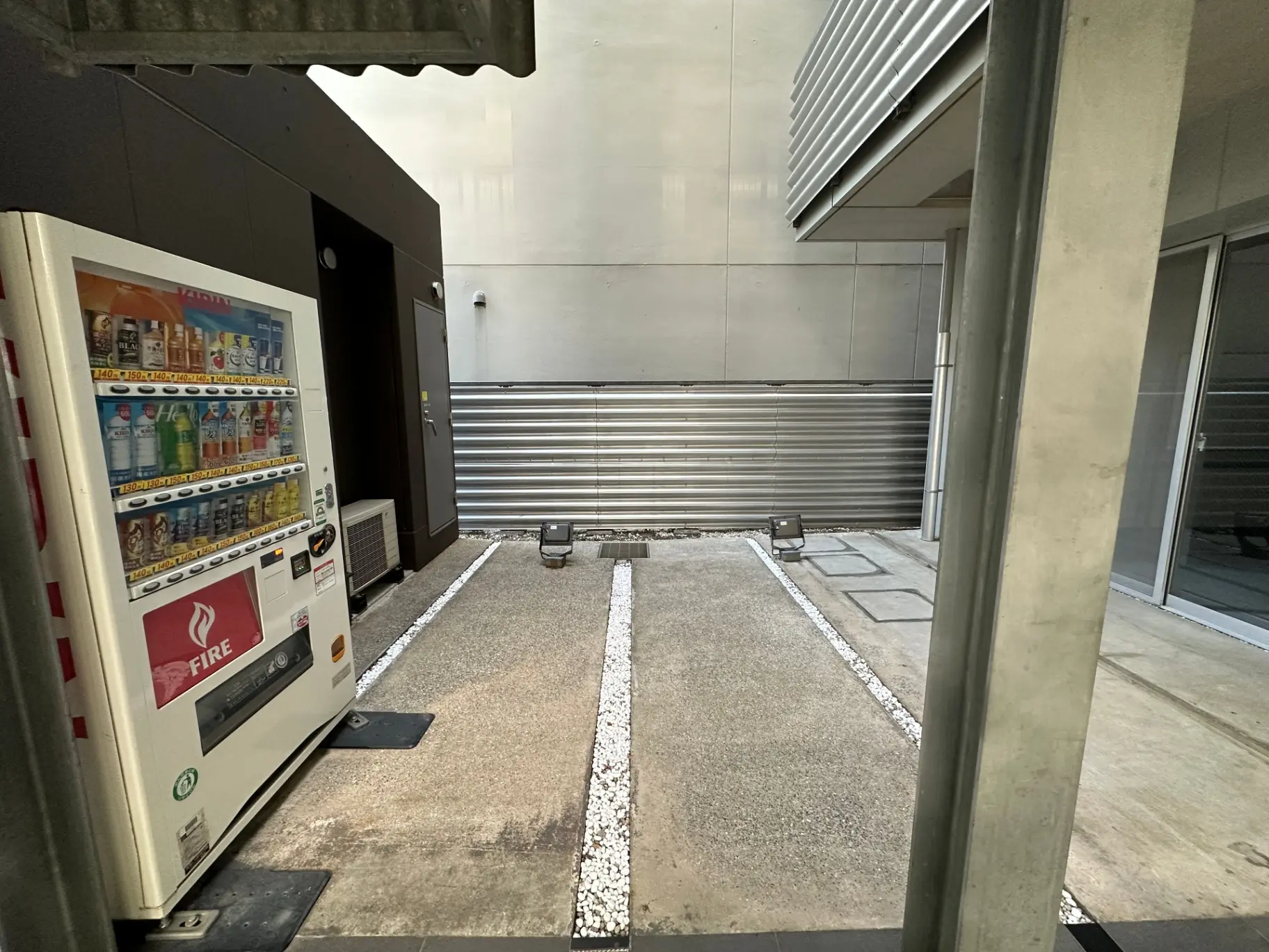 建物の外にある自動販売機、クリーンで現代的なデザインの都市環境
