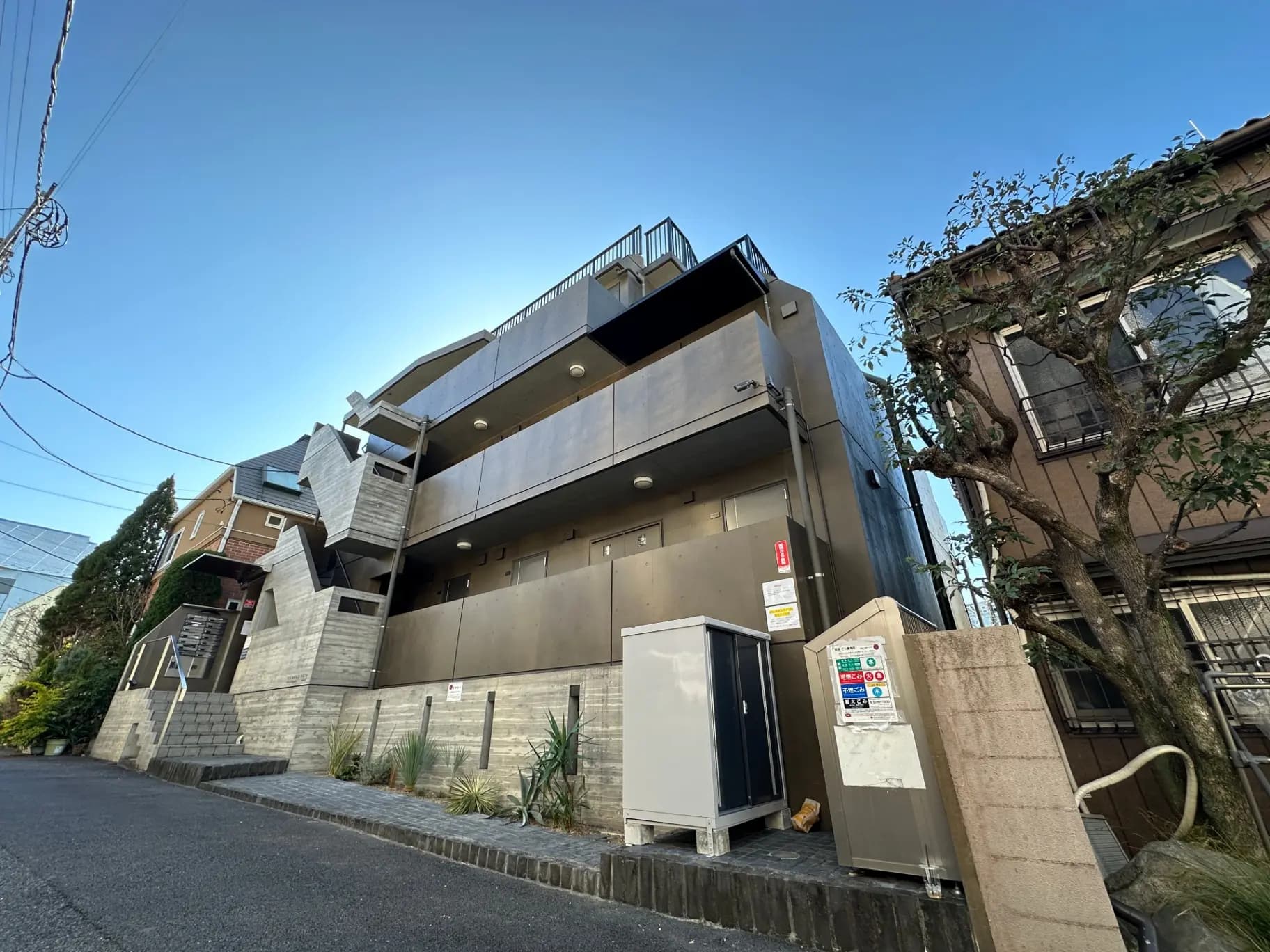 現代的な建築スタイルの都市住宅、コンクリートと金属素材を使用した外観デザイン