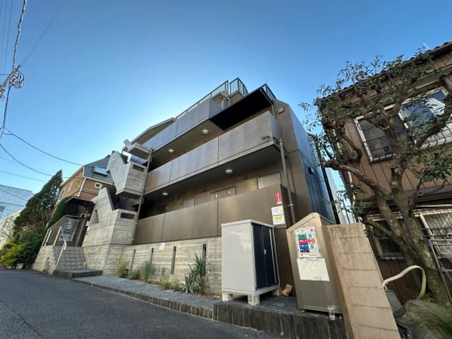現代的な建築スタイルの都市住宅、コンクリートと金属素材を使用した外観デザイン