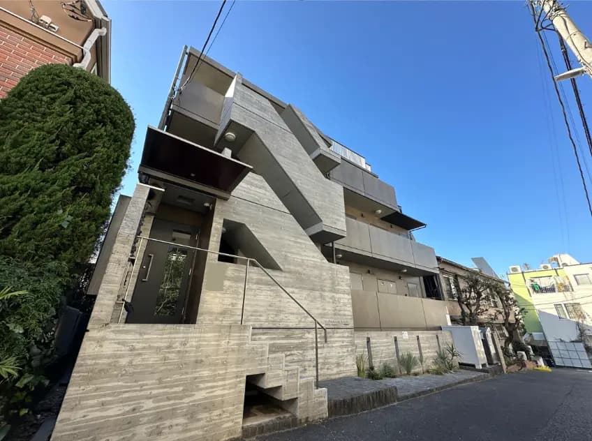 コンテンポラリーなデザインの都市型マンション、日当たりが良くモダンな建築スタイル、緑豊かな住宅街に位置