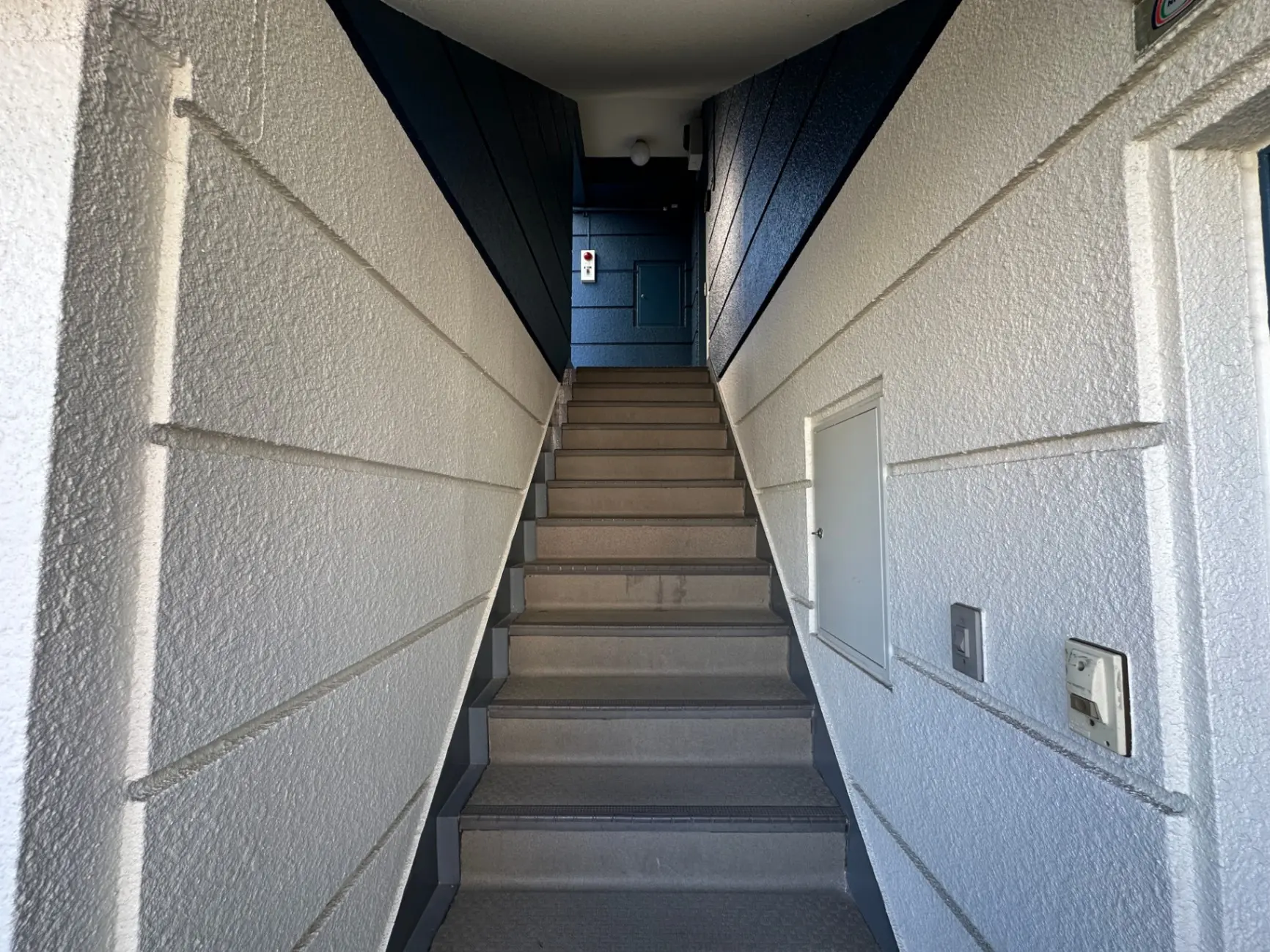 建物内の階段と手すり、清潔な感じのする室内通路