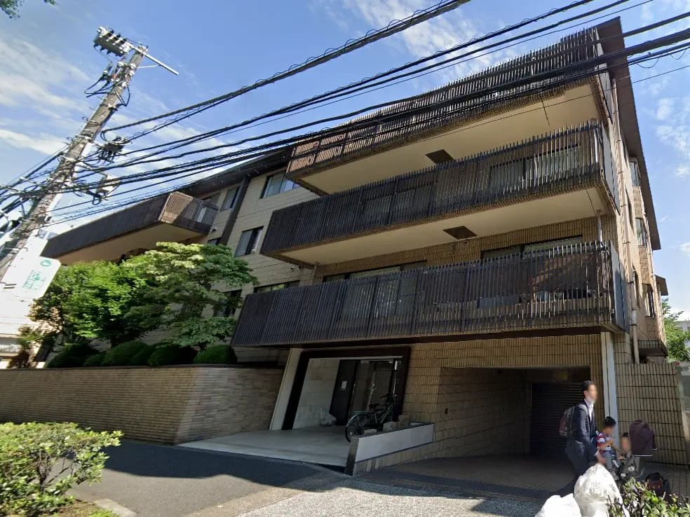 都市の住居用アパートメント、バルコニーと屋外の駐輪場がある建物外観