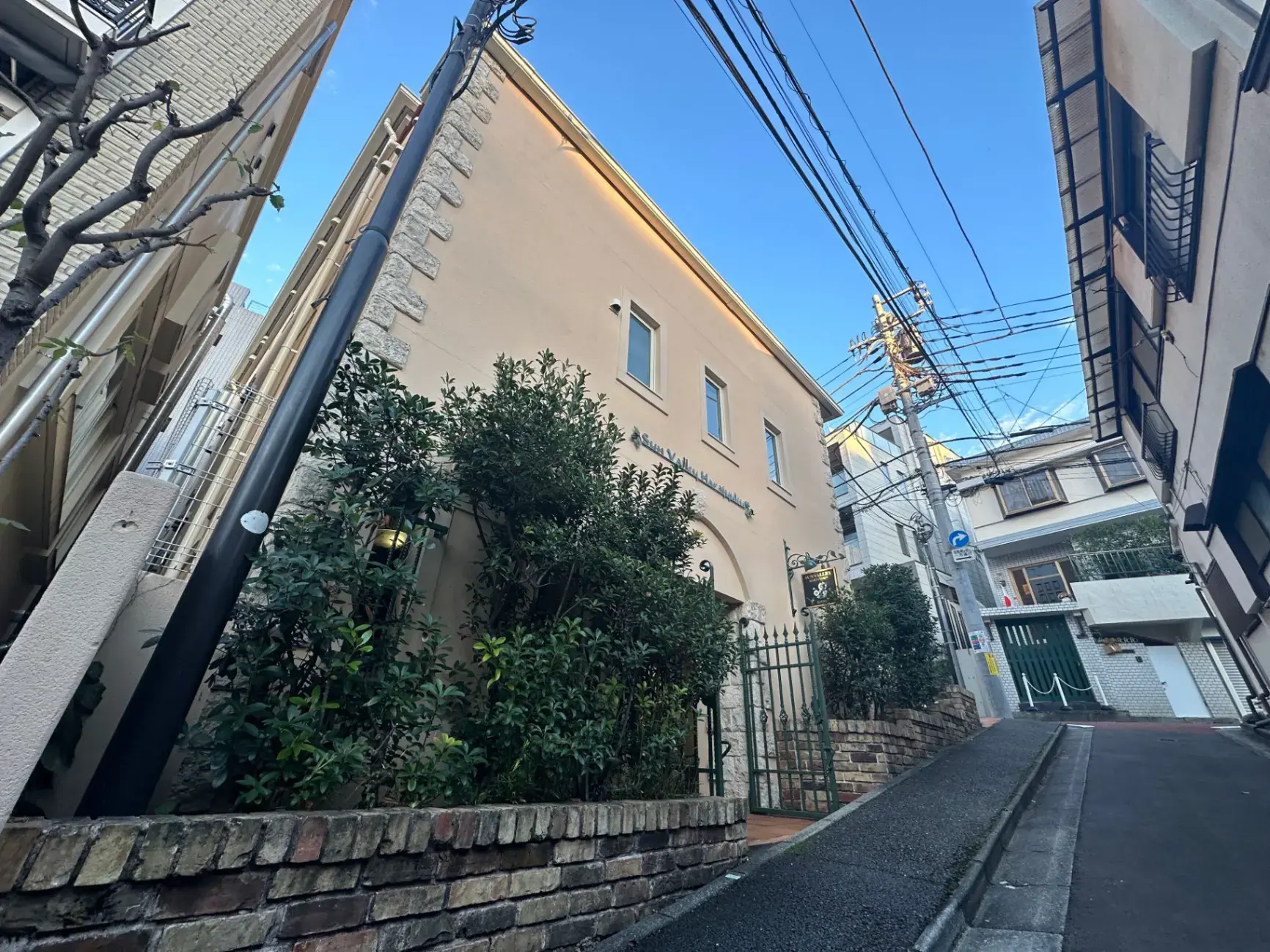 落ち着いた雰囲気の住宅街にあるモダンな建物外観