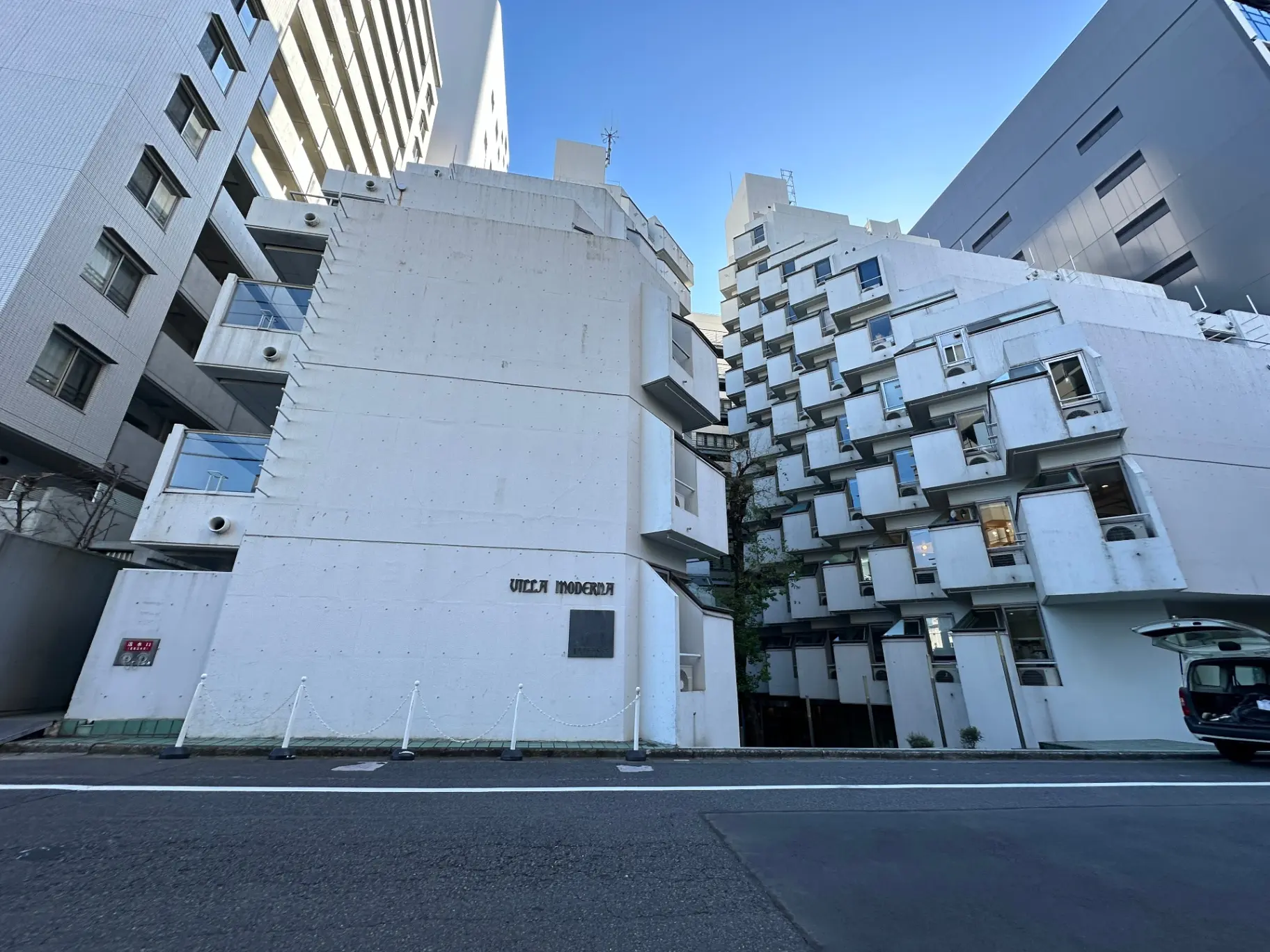 都市のモダンなマンション建築、多層構造と突出したバルコニーのデザイン