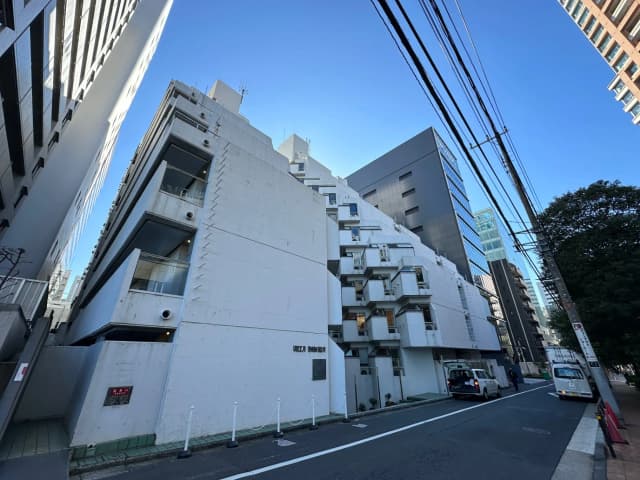 都市の風景と現代的な建築、青空の下のユニークなデザインのアパートメントビル
