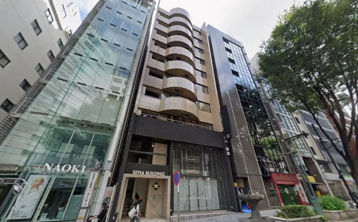 都会的な風景とモダンな建築のオフィスビル、ガラス張りのファサードと樹木が並ぶ通り