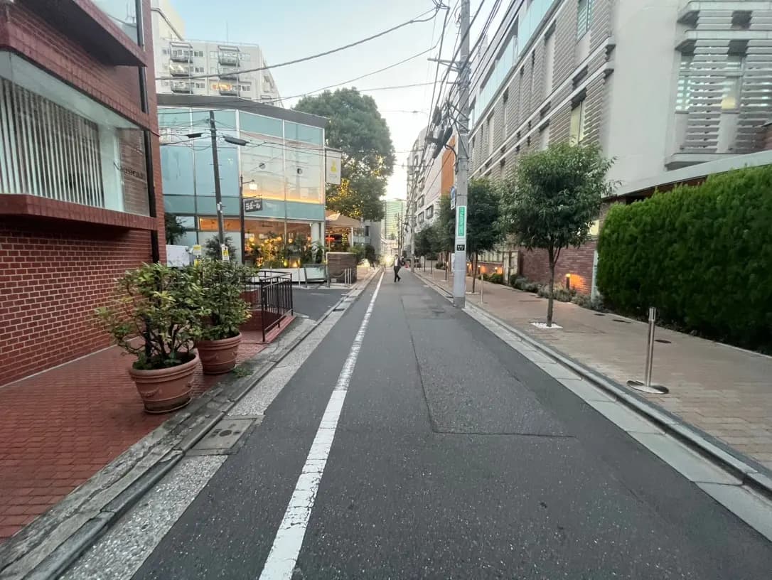 静かな街角の風景、夕暮れ時の歩道とガラス張りの建物