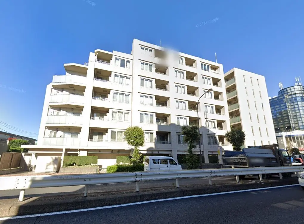 白い外観のモダンなマンション、バルコニー付きの部屋、都市風景を望む住宅街