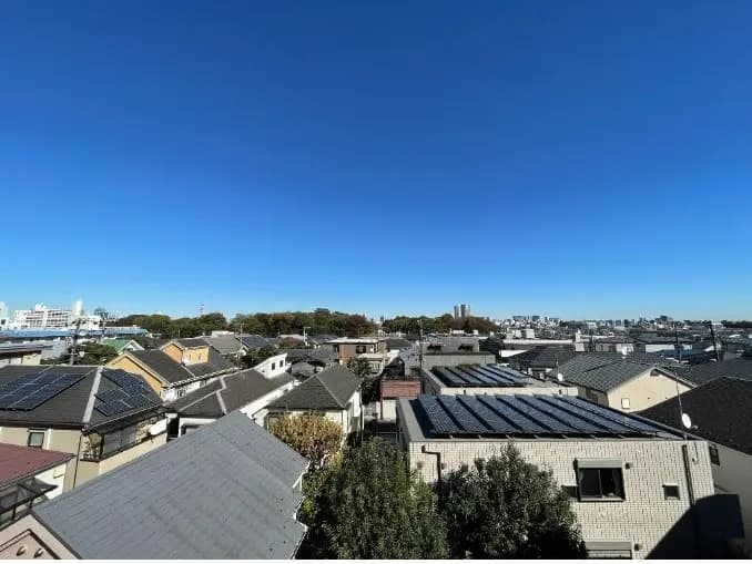 晴れた日の日本の住宅街の景色、遠くにビル群が見えるパノラマビュー