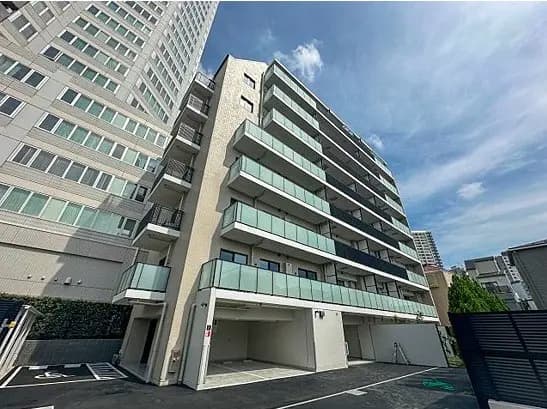 現代的なマンションの外観、バルコニー付き、青空の下の都市景観