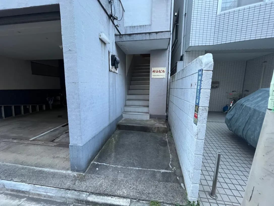 建物の階段と駐車場の入り口、都市のアパートメントの外観