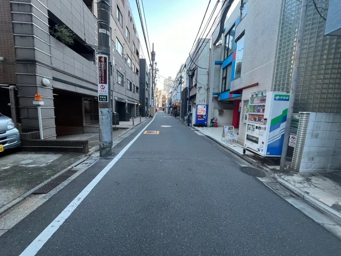 日本の都市の通り、建物と自動販売機、空の状態のアスファルト道路