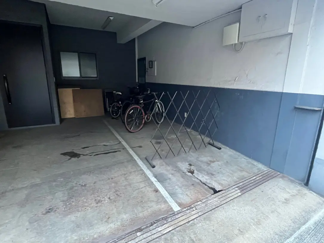 都市のマンションの駐輪スペース、コンクリートの床、自転車が置かれている光景