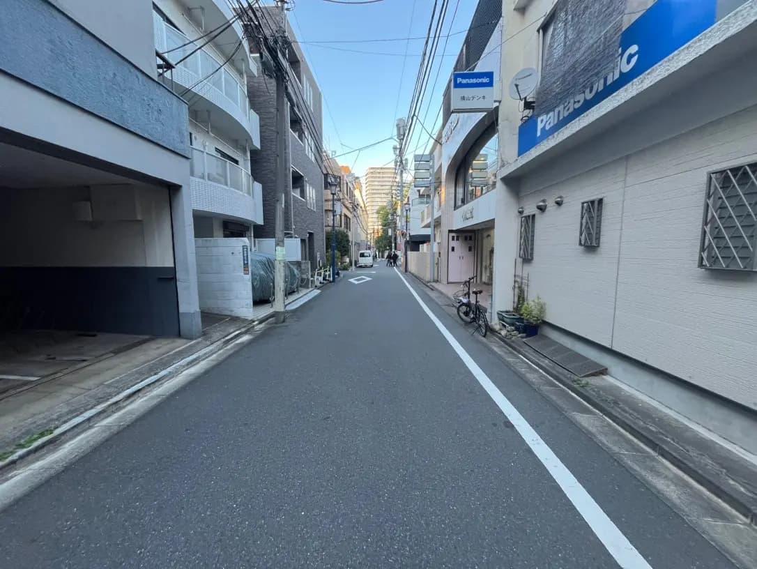日本の住宅街の静かな道路とアパートメント、バルコニーと自転車、清潔な舗道