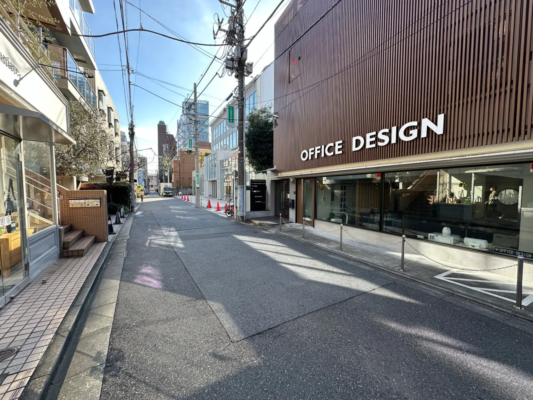 都市の通りにあるオフィスデザインの看板が目立つモダンなビルの外観