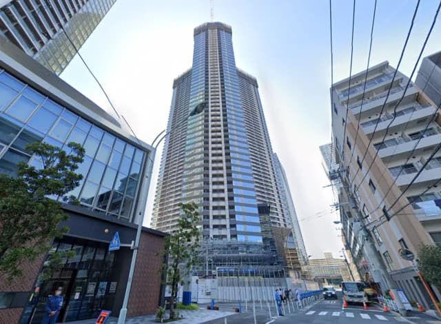 現代的な高層ビルと街並み、晴れた空と都市部の道路