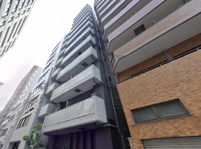 - 都市の高層ビルの外観、隣の建物との隙間が見えるモダンなアパートメント、バルコニー付きのデザイン