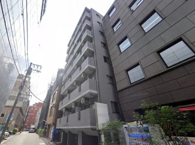 - モダンなデザインの6階建てアパートメントビル、周囲には高層ビルと住宅、 balconies付きの外観