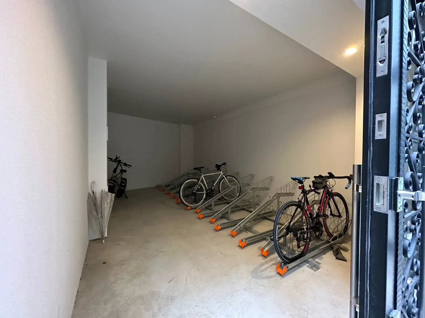 自転車が駐輪できる広々とした清潔な室内駐輪場