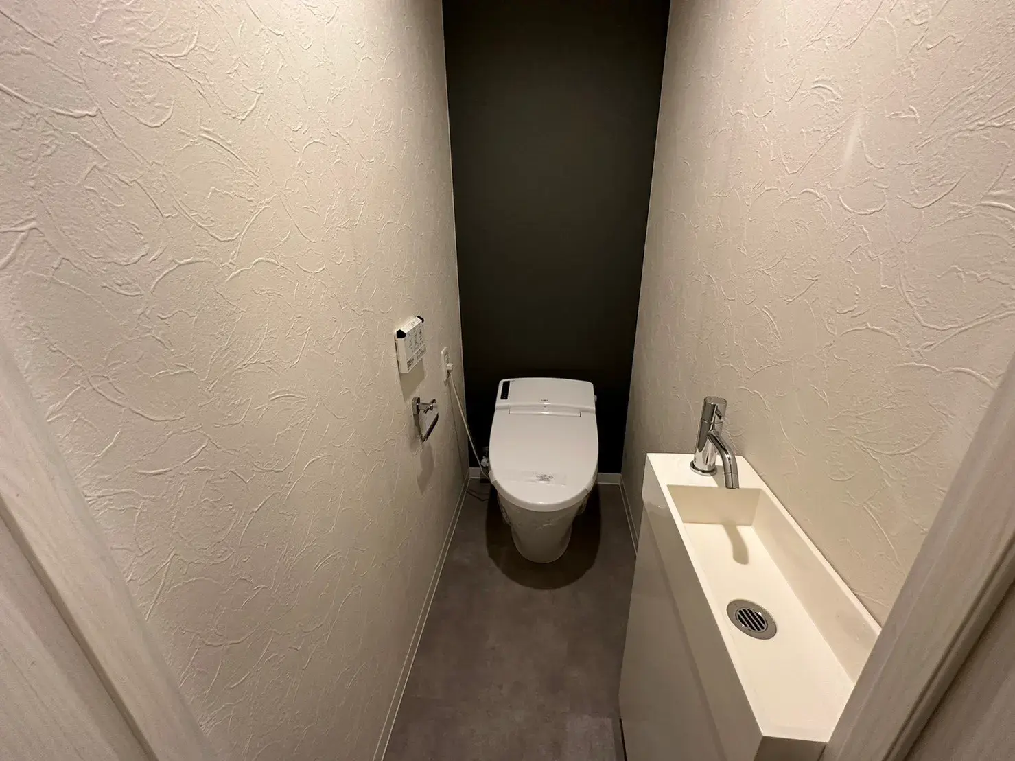 シンプルなデザインのトイレと洗面台