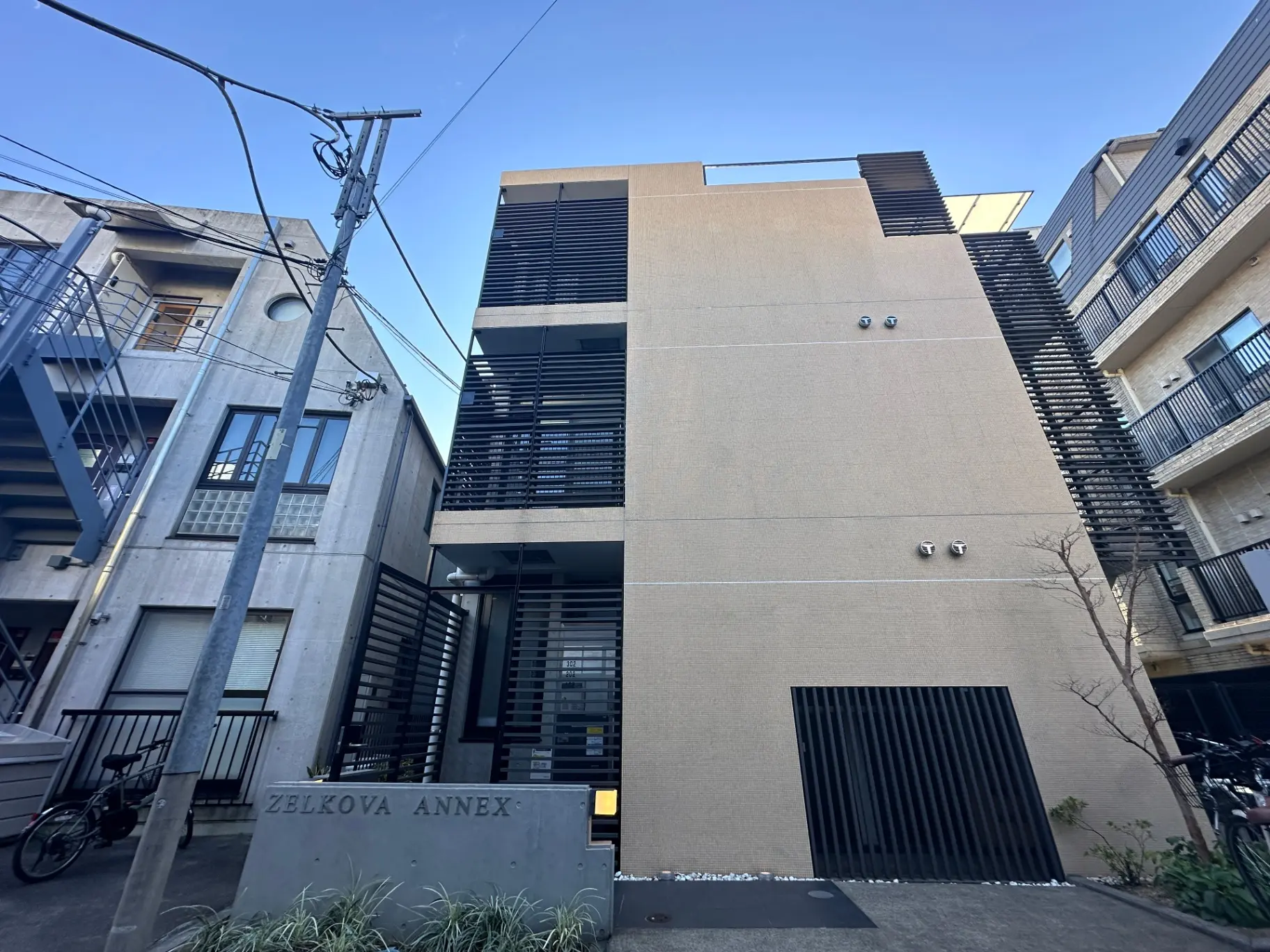現代的なデザインのマンション、キレイな外観、都市部に位置するZELKOVA ANNEXの入り口