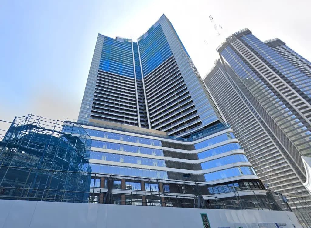 建設中の高層ビルと青空、建築現場の足場と都市開発