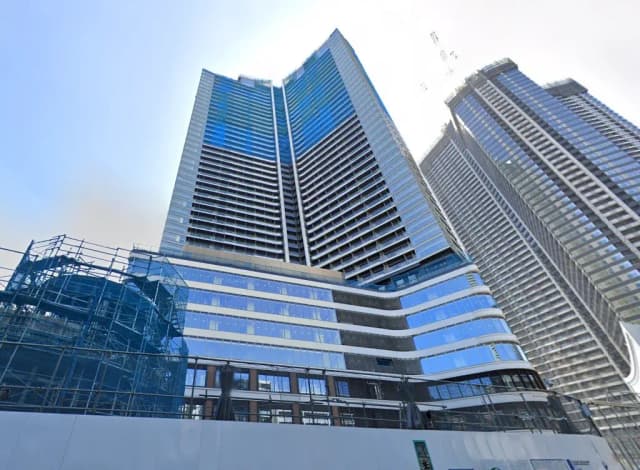 建設中の高層ビルと青空、建築現場の足場と都市開発