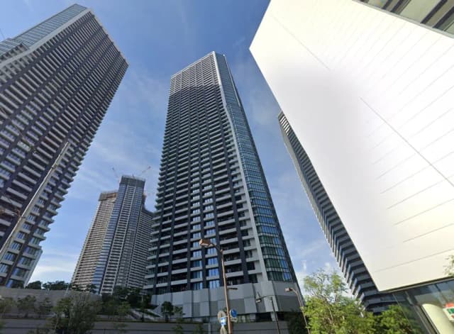青空にそびえる現代的な高層ビル群、都市のスカイライン