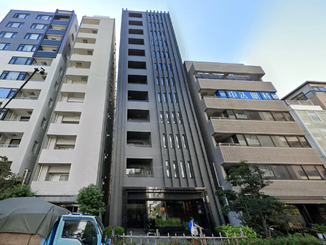 - 近代的なデザインの高層マンション群、黒い外観の建物と隣接した白い建物、都市の風景を背景にした情景