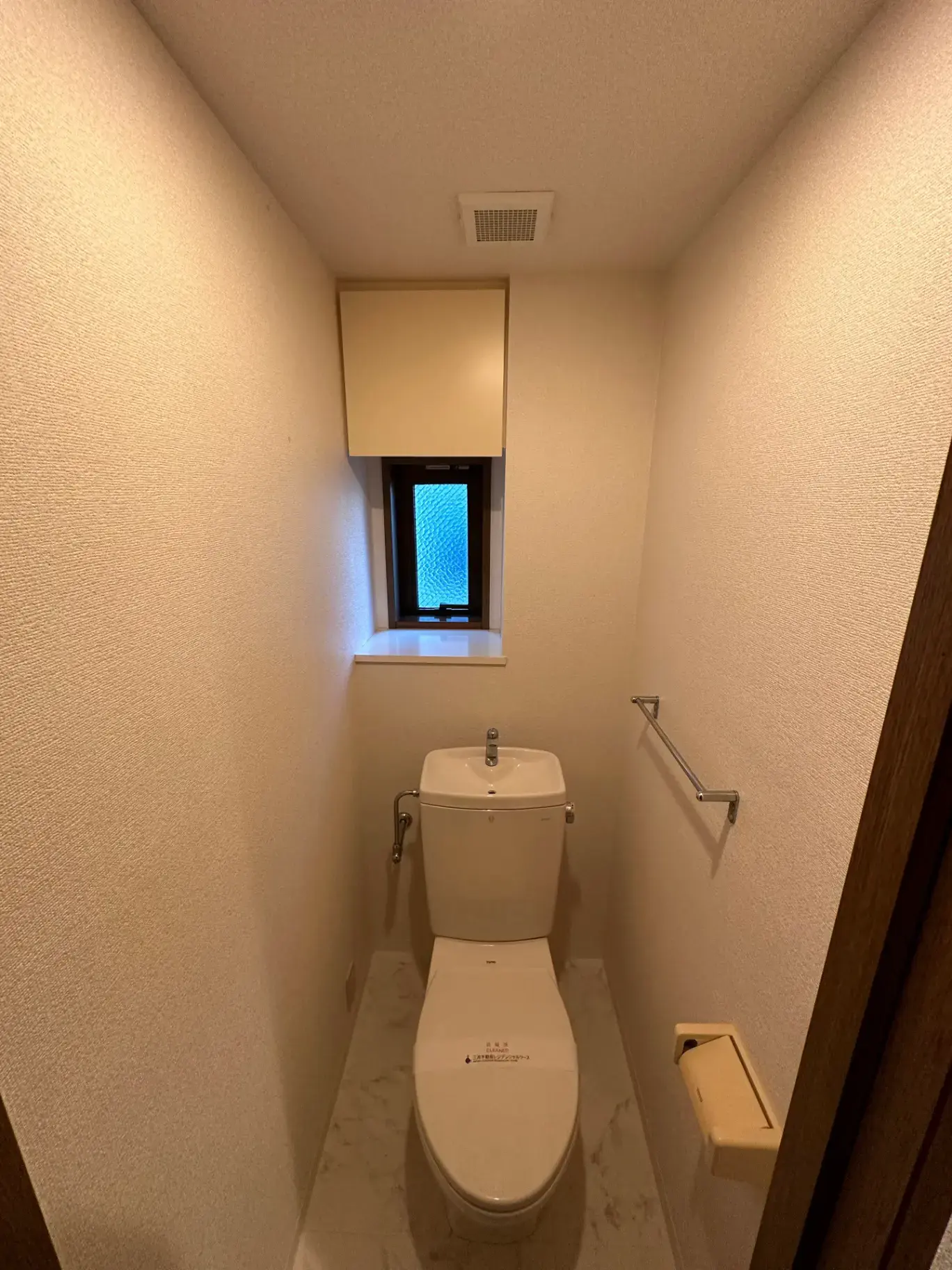 狭めのトイレスペースに小窓付き