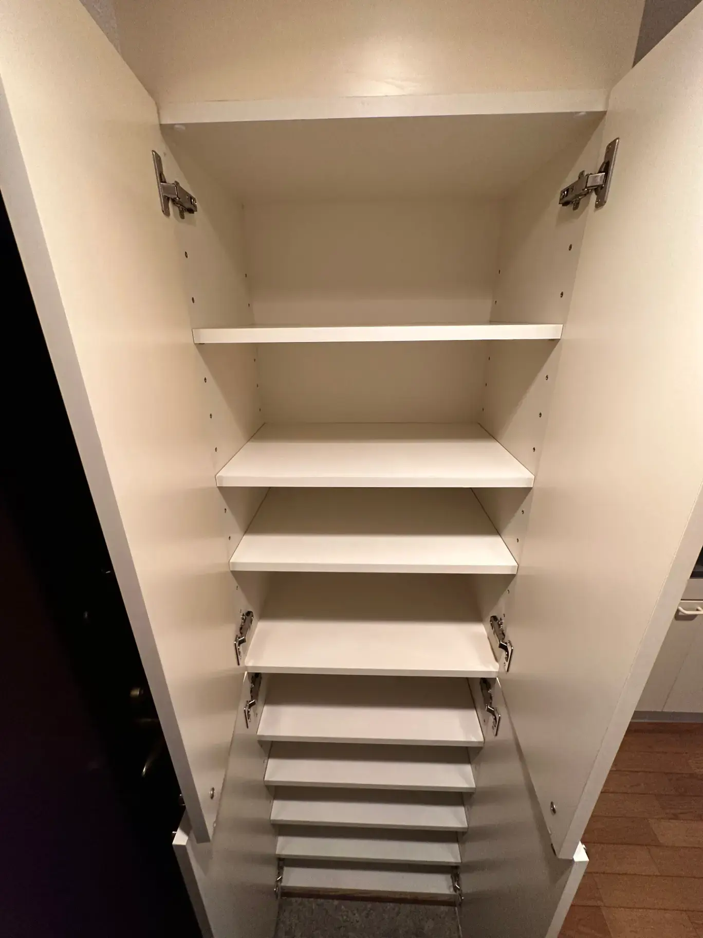 収納力のあるクローゼット内の棚