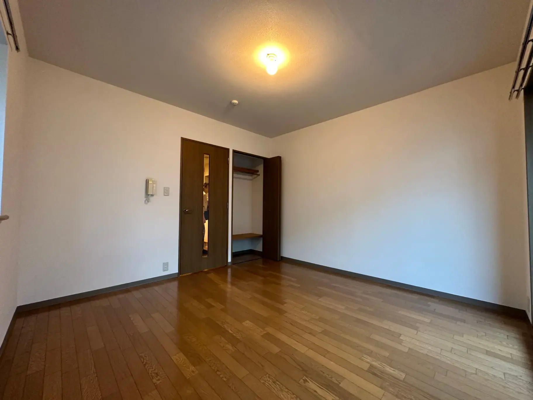 明るい光が差し込む広々とした部屋、パーケットフローリング