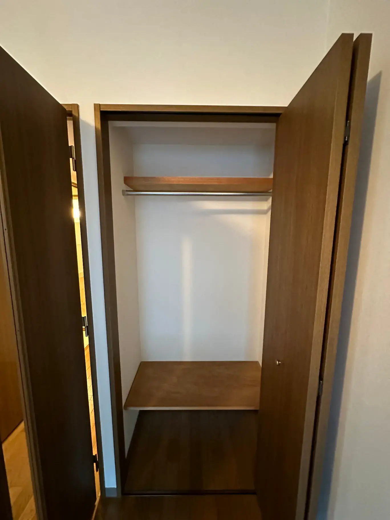 シンプルなデザインの内蔵クローゼット