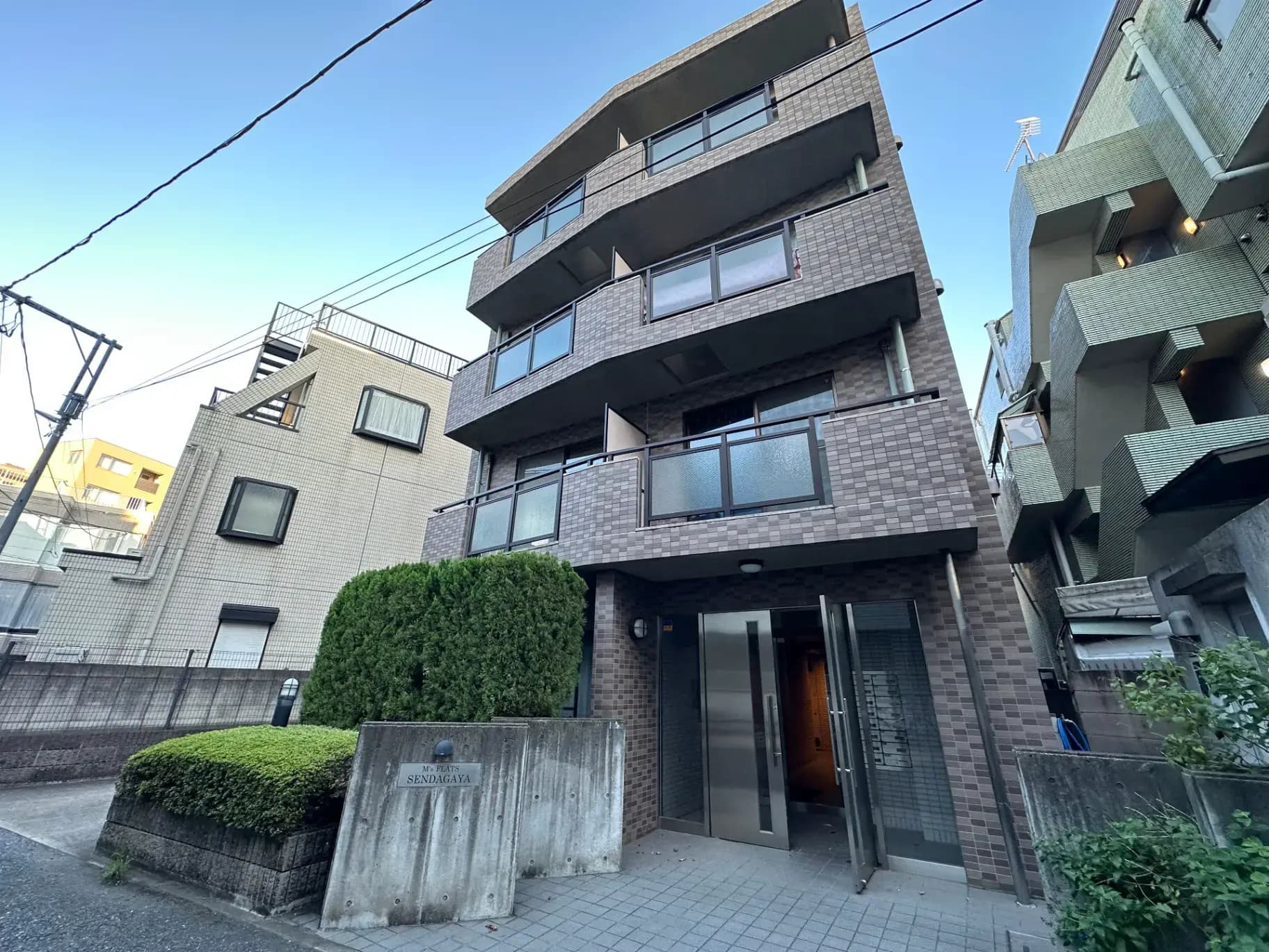 住宅街に位置する多階建てのモダンなマンション外観